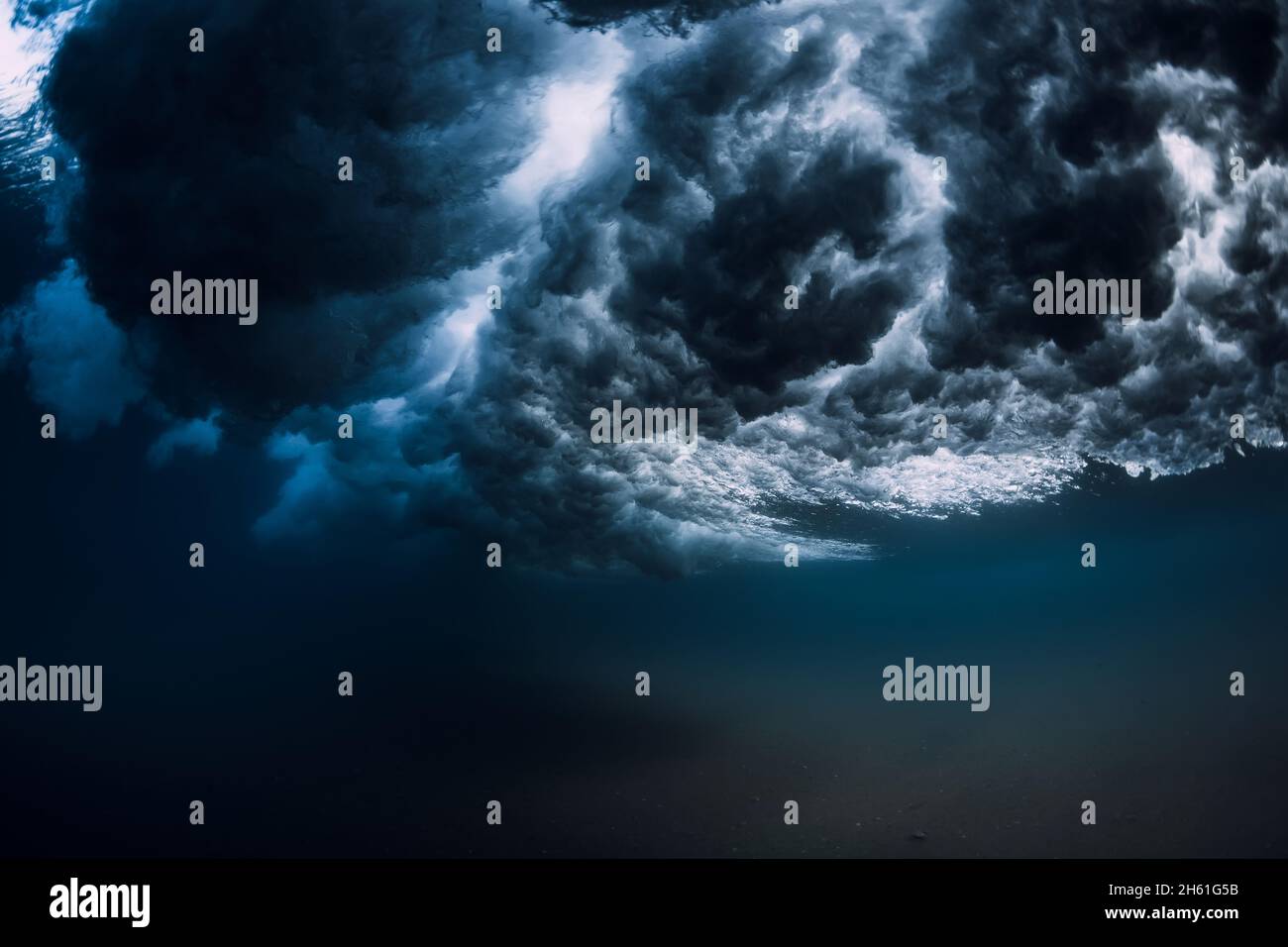 Ocean Power Welle und Barrel unter Wasser mit blauem Wasser. Stockfoto