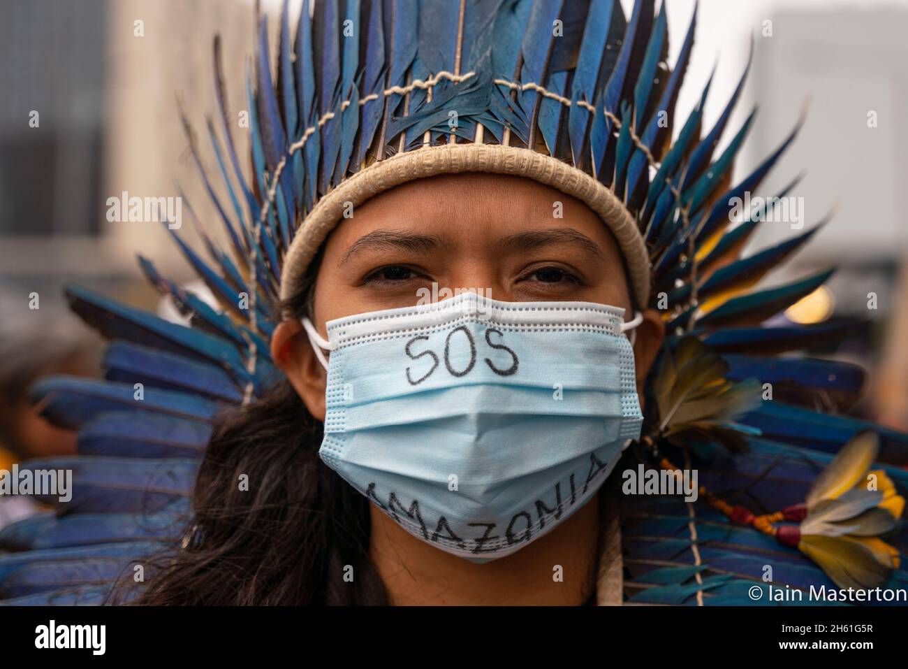 Glasgow, Schottland, Großbritannien. November 2021. Tag dreizehn und letzter Tag des UN-Klimagipfels COP26 in Glasgow. Eine indigene Frau steht vor dem Eingang zur COP26 mit einer SOS Amazonia-Botschaft auf der Gesichtsmaske. Iain Masterton/Alamy Live News. Stockfoto