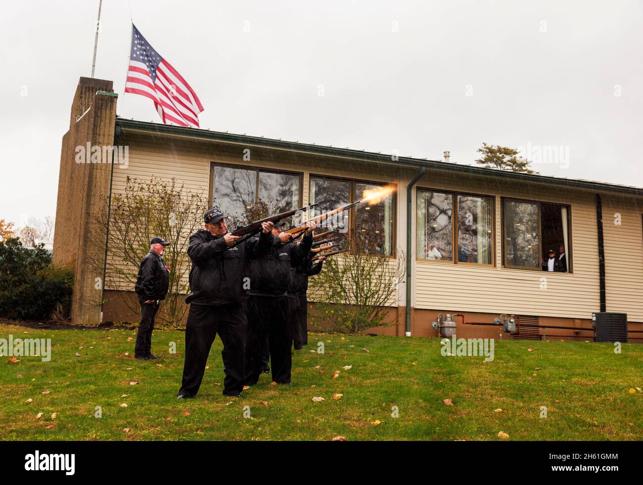 BLOOMINGTON, VEREINIGTE STAATEN - 2021/11/11: Die Ehrengarde feuert Gewehre während einer Waffengrüße im Rahmen der Veterans Day Zeremonie, die am Donnerstag, 11. November 2021, in Bloomington, Ind., in der Burton Woolery American Legion Post 18, stattfand. (Foto von Jeremy Hogan/The Bloomingtonian) Stockfoto