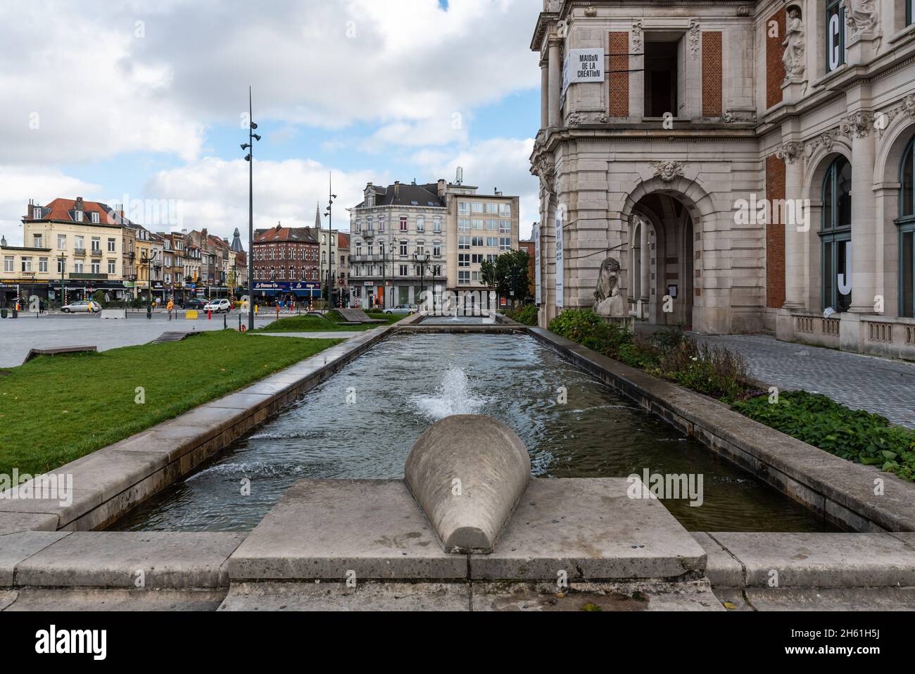 Laeken, Region Brüssel-Hauptstadt - Belgien- 11 09 2021: Brunnen vor dem ehemaligen Rathaus, heute Zentrum der lokalen Kultur Stockfoto