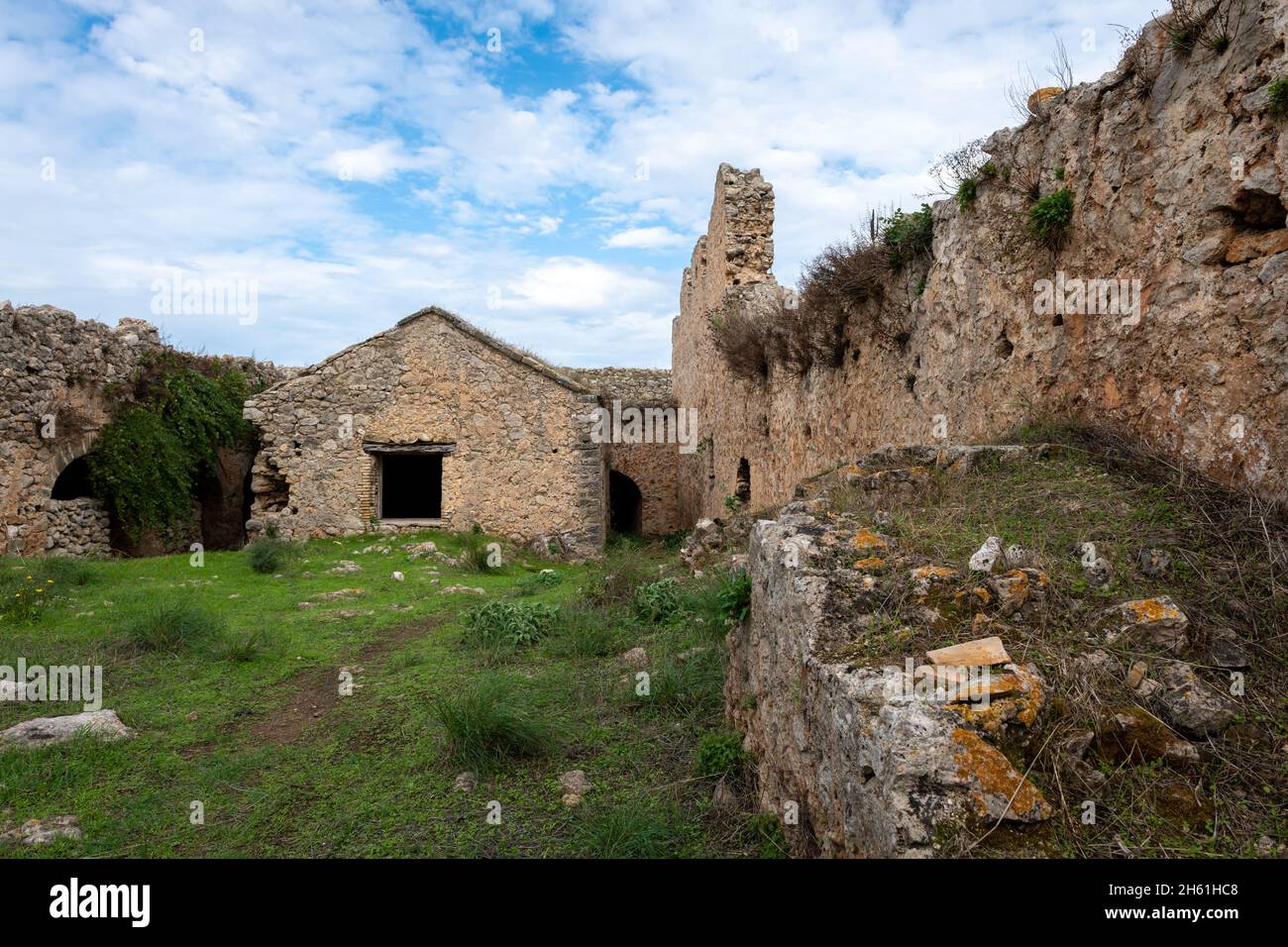 Die Ruine baut sich im Inneren von Kastro Griva auf. Eine türkische osmanische Burg auf dem Festland vor der Insel Lefkada, Griechenland. Stockfoto