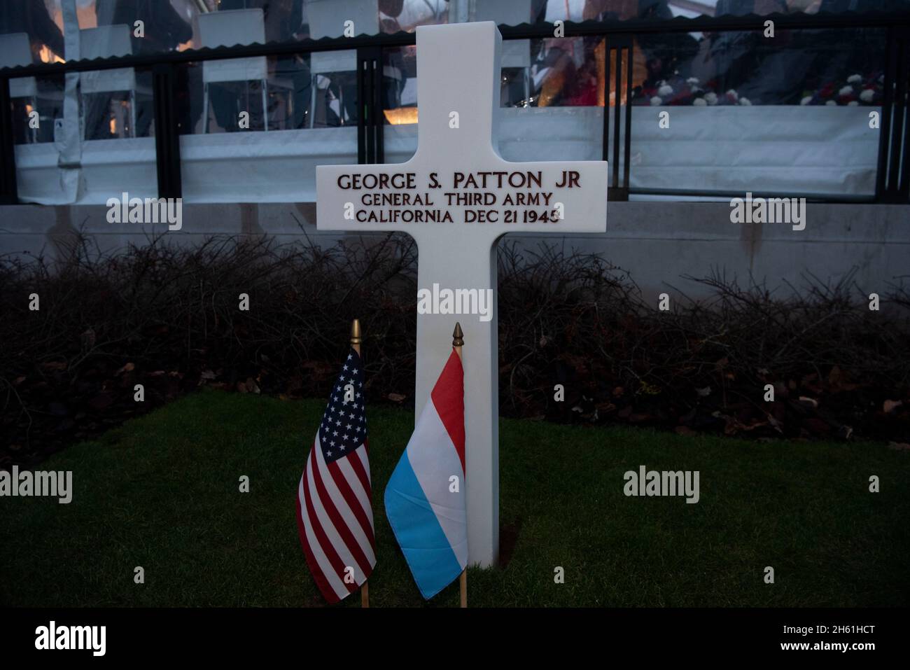 Die Grabstätte für Army General George S. Patton ist auf dem American Cemetery, Luxembourg City, Luxemburg, am 16. Dezember 2019 zu sehen. Stockfoto