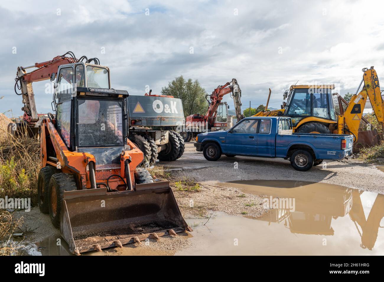 Lefkada. Griechenland-10.12.2021. Neue und alte schwere Baumaschinen auf einer Baustelle. Stockfoto