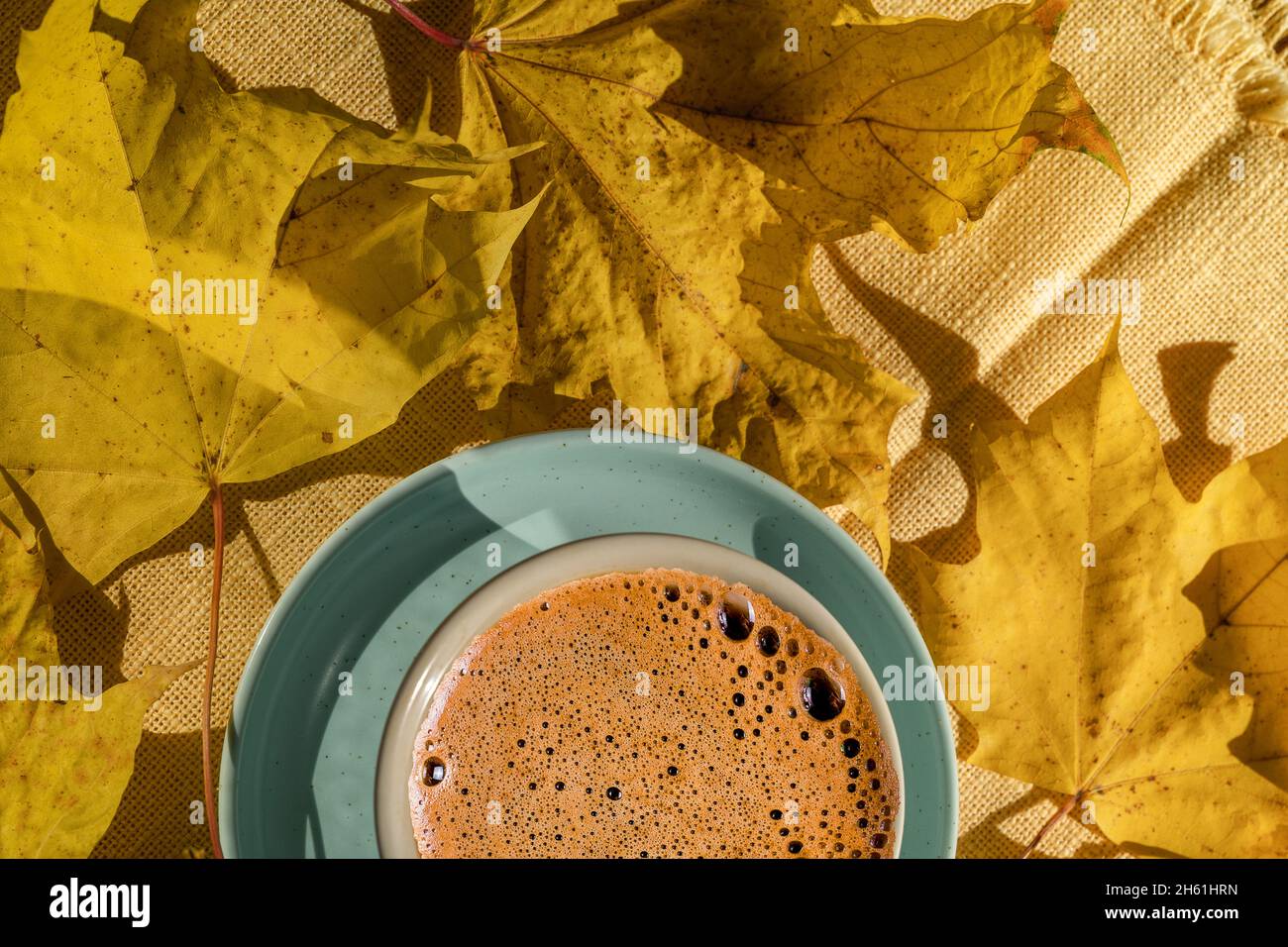 Tasse Kaffee über Herbstgelb, Dachüberhänge, flache Laie. Stockfoto