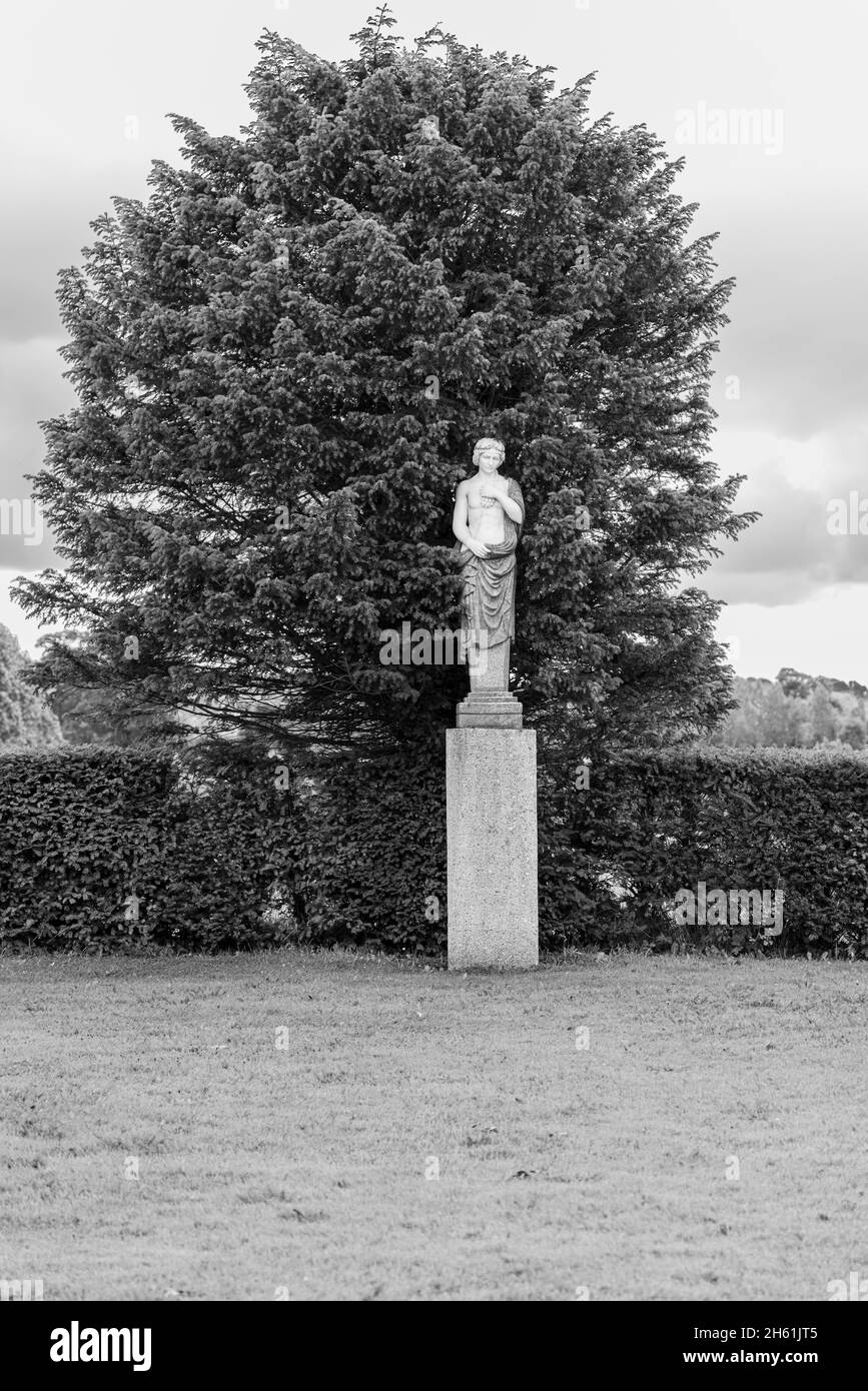 Klassische Ziergarten-Statuen auf dem Gelände des Palmerstown House, Johnstown, County Kildare, Irland Stockfoto