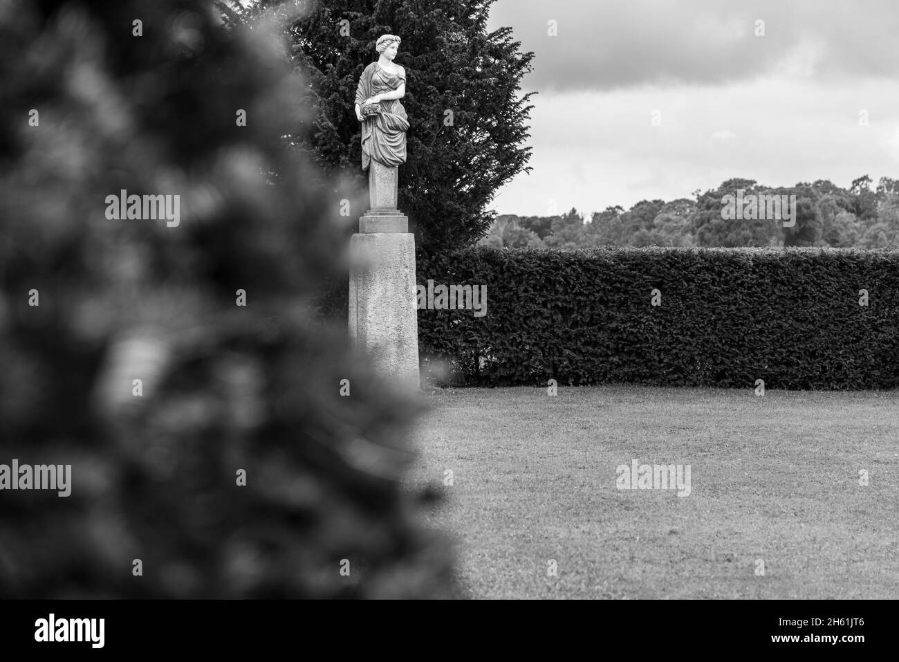 Klassische Ziergarten-Statuen auf dem Gelände des Palmerstown House, Johnstown, County Kildare, Irland Stockfoto