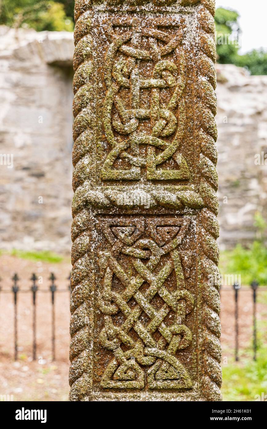 Keltische Knotendetails in Stein gemeißelt auf einem keltischen Kreuz in der alten Kirche von Johnstown, County Kildare, Irland Stockfoto