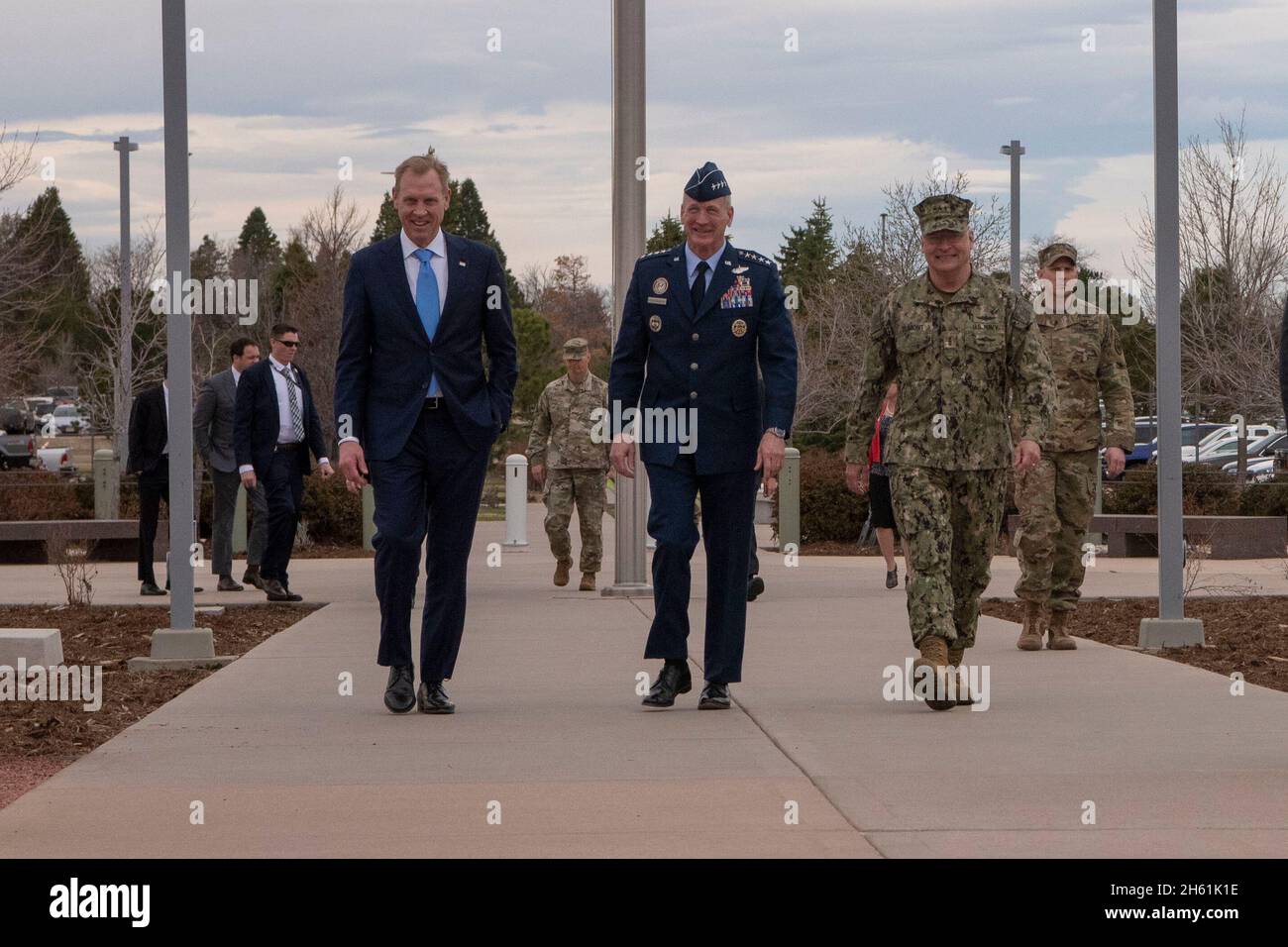 Der amtierende US-Verteidigungsminister Patrick M. Shanahan besucht das North American Aerospace Defense Command und das U.S. Northern Command, Peterson Air Force Base, Colorado, 9. April 2019. Mit Shanahan sind der Kommandant von NORAD / Northcom, US-Luftwaffe Gen. Terrence J. Oâ €™Shaughnessy (Mitte), und Northcomâ €™s stellvertretender Kommandant, US Navy Vice Admiral Michael J. Dumont (rechts). Stockfoto