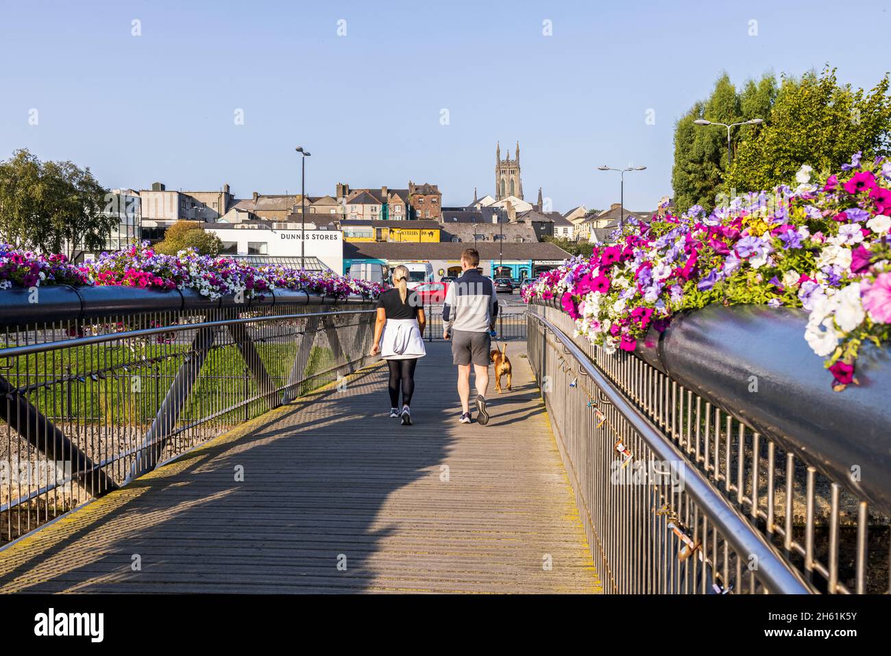 Menschen, die die Fußgängerbrücke Lady Dysart in Richtung Stadtzentrum in Kilkenny, County Kilkenny, Irland, überqueren Stockfoto