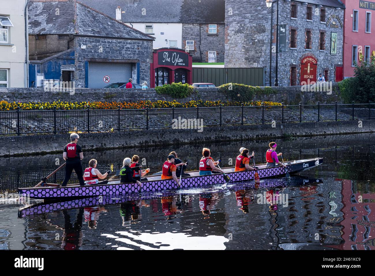 Drachenboot-Damen trainieren auf dem Fluss Nore in Kilkenny, County Kilkenny, Irland, ihr Handwerk Stockfoto