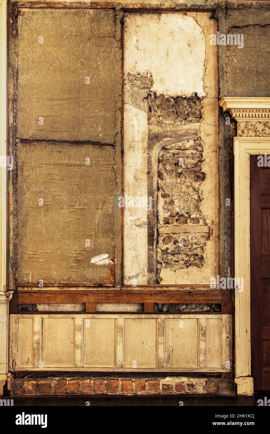 Freiliegender Wandabschnitt, der Anzeichen von früheren Tür- oder Fensteröffnungen zeigt, da er während der Umbauarbeiten im 18. Jahrhundert bei Rathfarnha ausgefüllt wurde Stockfoto