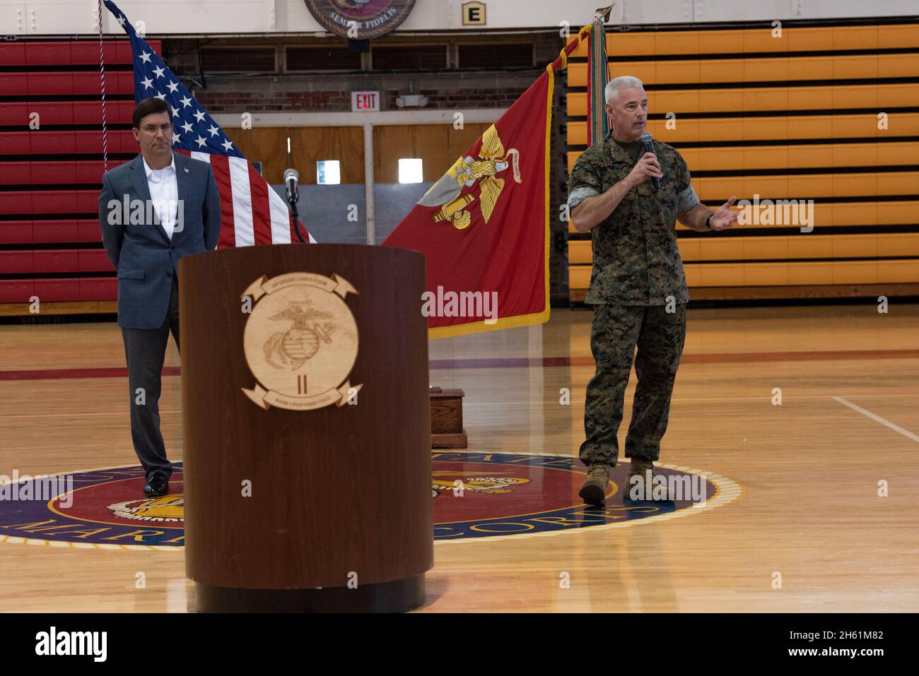 Berichtet: Marine LT. Gen. Brian Beaudreault, Kommandant General II Marine Expeditionary Force, stellt US-Verteidigungsminister Dr. Mark T. Esper vor, in einem Rathaus in Camp Lejeune, North Carolina, 24. September 2019. Stockfoto