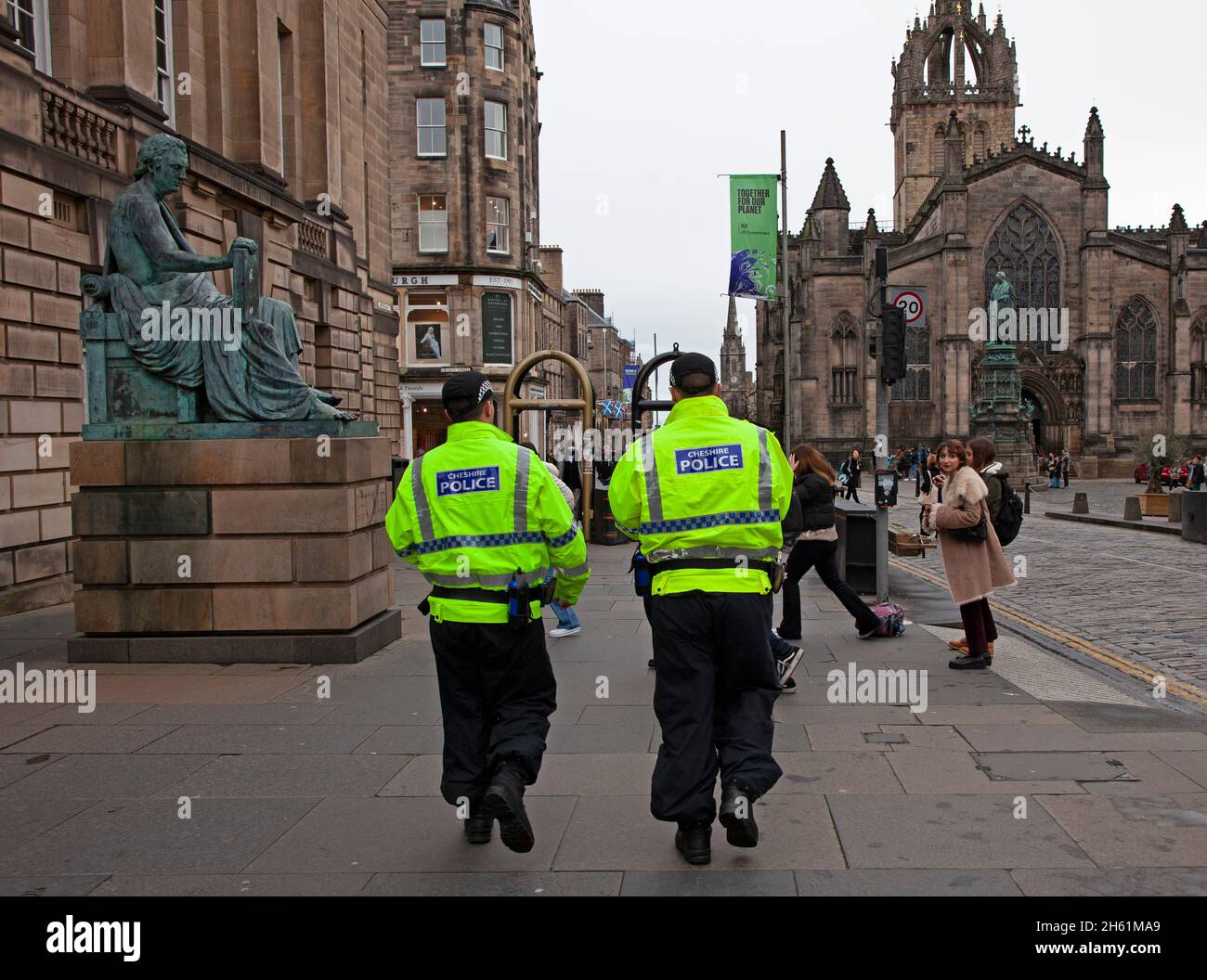 Edinburgh, Schottland, Großbritannien. 12.. November 2021. Polizeibeamte aus England von der Polizei von Heshire und Fahrzeuge patrouillieren im Stadtzentrum, während Cop26 stattfinden.Quelle: Arch White/Alamy Live News Stockfoto