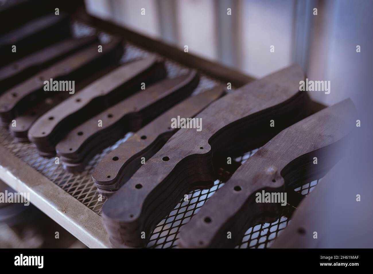 Nahaufnahme von Metall verschiedener Formen auf Regalen in der verarbeitenden Industrie gestapelt Stockfoto