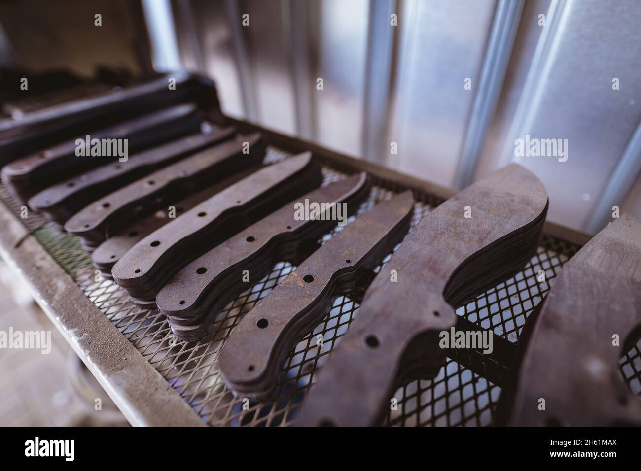 Nahaufnahme von Metall verschiedener Formen, die in der Industrie im Regal angeordnet sind Stockfoto