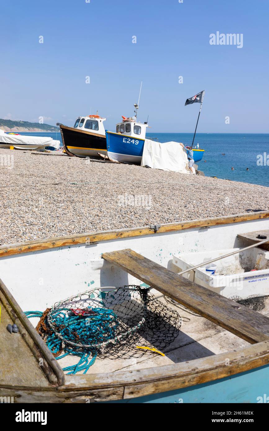 Beer Devon Beach Fischerboote zogen an und gingen am Beer Beach Devon Seaton Bay England Großbritannien GB Europa Stockfoto