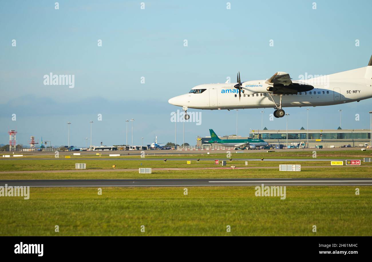 DubLi, Irland - 10.11.2021: Amapola-Flugzeug auf dem Flughafen Dublin. Kommerzielles Flugzeug Jetliner Landung in schönen Sonnenuntergang Licht. Flug Reise tra Stockfoto