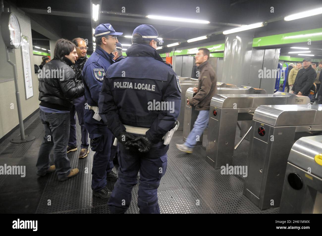 - Mailand (Italien), Polizisten im Sicherheitsdienst der Metro-Linie 2 - Mailand, vigili urbani in servizio di sicurezza sulla linea 2 della Metropolitana Stockfoto
