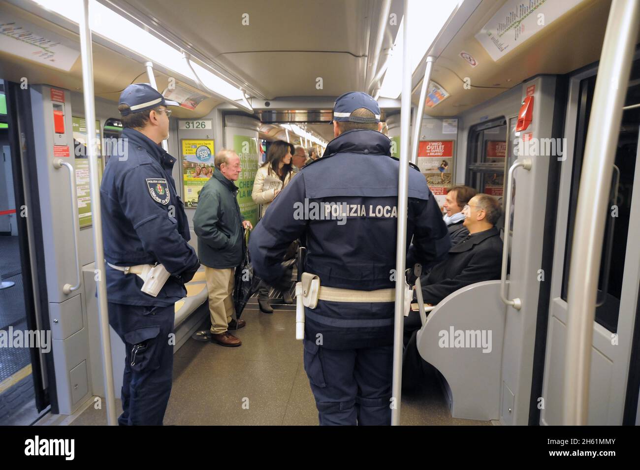 - Mailand (Italien), Polizisten im Sicherheitsdienst der Metro-Linie 2 - Mailand, vigili urbani in servizio di sicurezza sulla linea 2 della Metropolitana Stockfoto