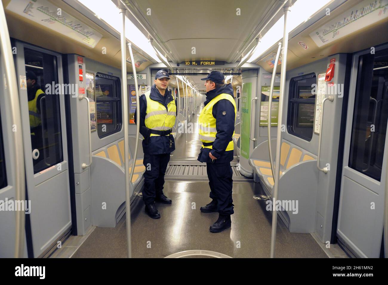 - Mailand, private Wachen im Sicherheitsdienst an der Metro-Linie 2 - Mailand, guardie private in servizio di sicurezza sulla linea 2 della Metropolitana Stockfoto