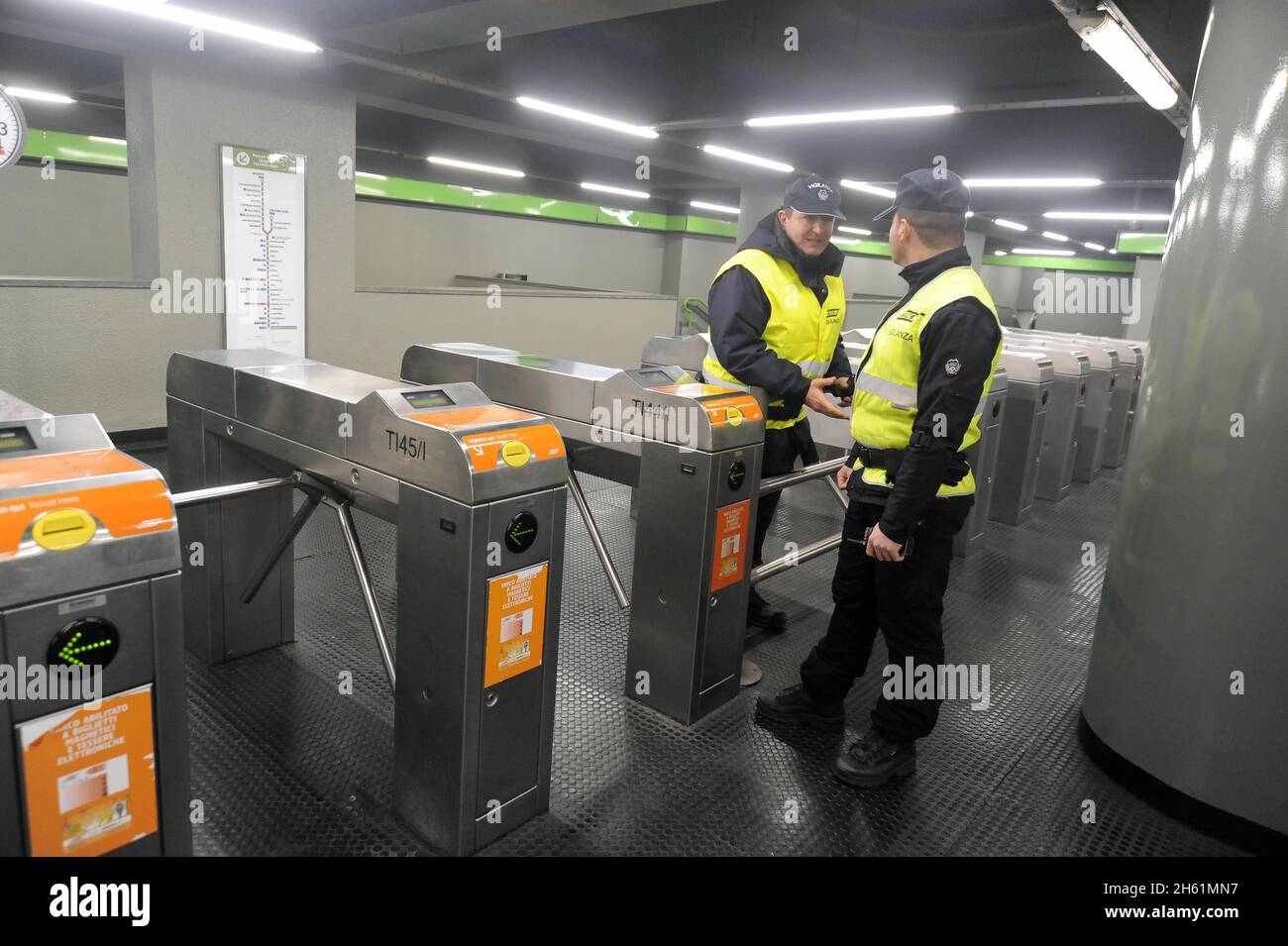 - Mailänder U-Bahn-Station Famagosta, private Wachen im Sicherheitsdienst - Milano, stazione Famagosta della Metropolitana, guardie private in servizio di sicurezza Stockfoto