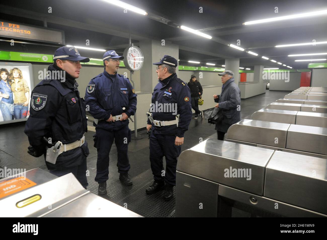 - Mailand (Italien), Polizisten im Sicherheitsdienst der Metro-Linie 2 - Mailand, vigili urbani in servizio di sicurezza sulla linea 2 della Metropolitana Stockfoto