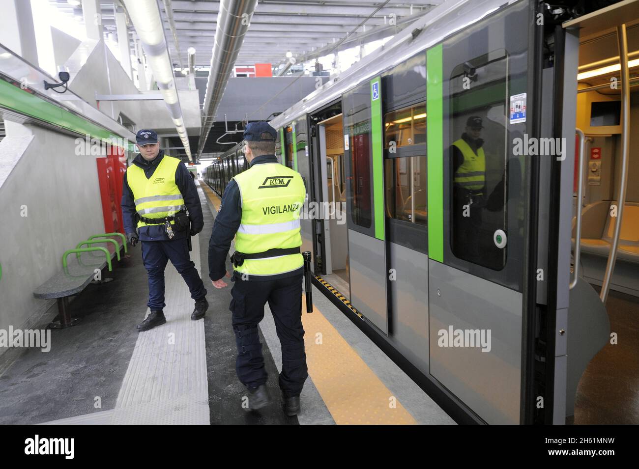 - Mailand, private Wachen im Sicherheitsdienst an der Metro-Linie 2 - Mailand, guardie private in servizio di sicurezza sulla linea 2 della Metropolitana Stockfoto