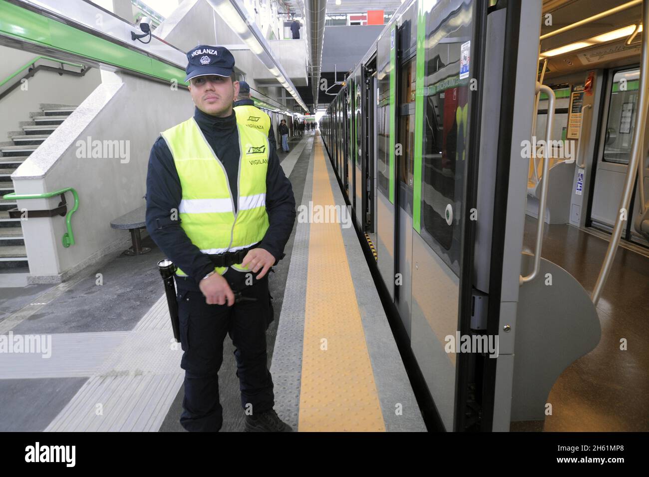 - Mailand, private Wachen im Sicherheitsdienst an der Metro-Linie 2 - Mailand, guardie private in servizio di sicurezza sulla linea 2 della Metropolitana Stockfoto