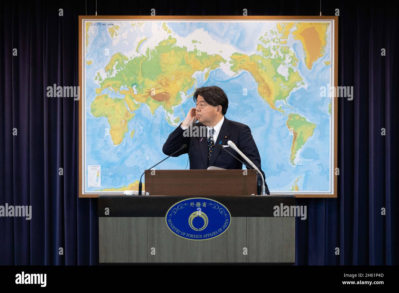 Tokio, Japan. November 2021. Yoshimasa Hayashi, der neue japanische Außenminister, hat während seiner regelmäßigen Pressekonferenz im Außenministerium gesprochen. (Foto: Stanislav Kogiku/SOPA Images/Sipa USA) Quelle: SIPA USA/Alamy Live News Stockfoto