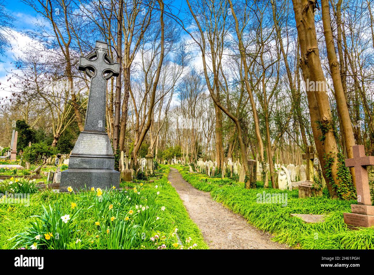 Pfad gesäumt von Grabsteinen auf dem Highgate Cemetery East, London, Großbritannien Stockfoto