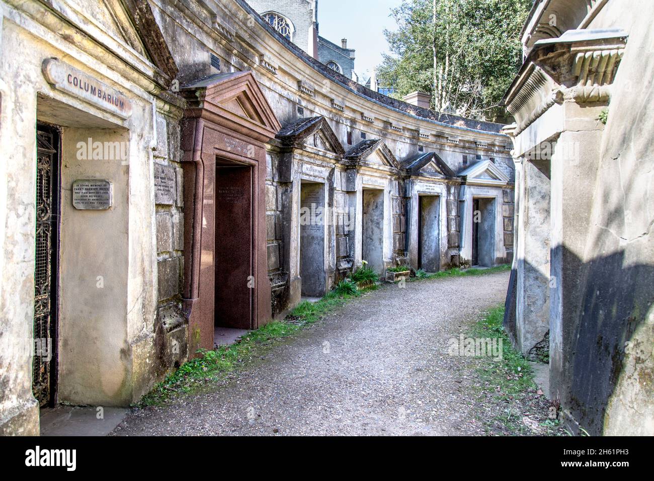 Ägyptische und klassischen Stil Reihe der Gräber in den Kreis der Libanon auf Highgate West Friedhof, London, UK Stockfoto