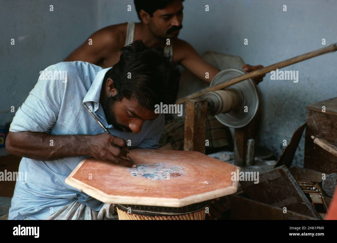 Indien. Neu-Delhi. Handwerker, die Dekoration auf die Tischplatte einlegen. Stockfoto