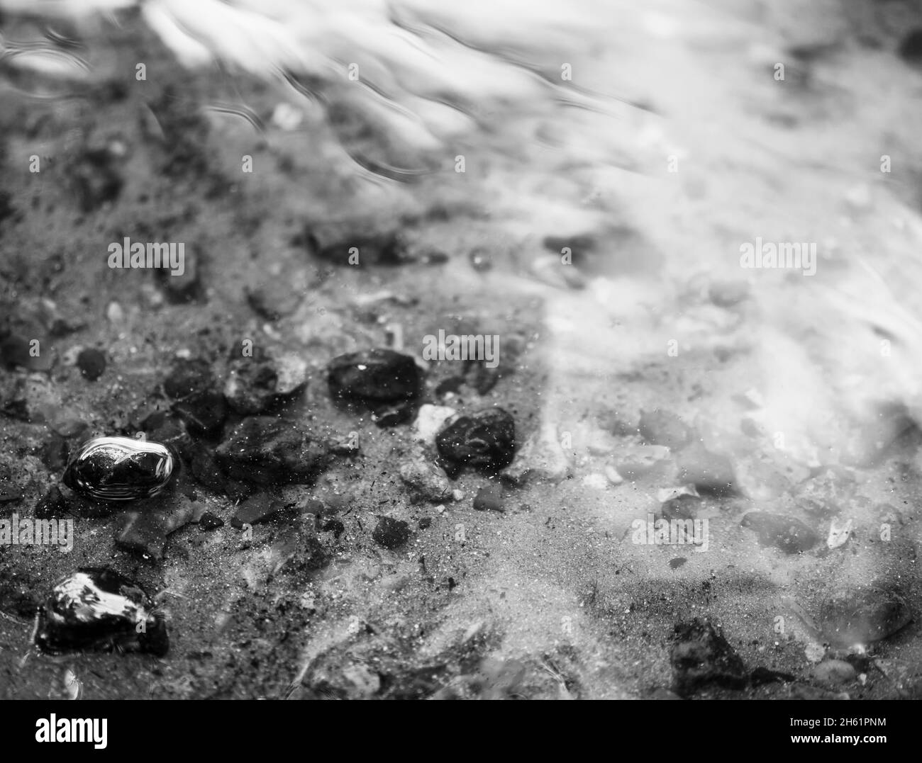 Schwarz-Weiß-Landschaft, fließendes Wasser, Themse, Maidenhead, England, Großbritannien, GB. Stockfoto