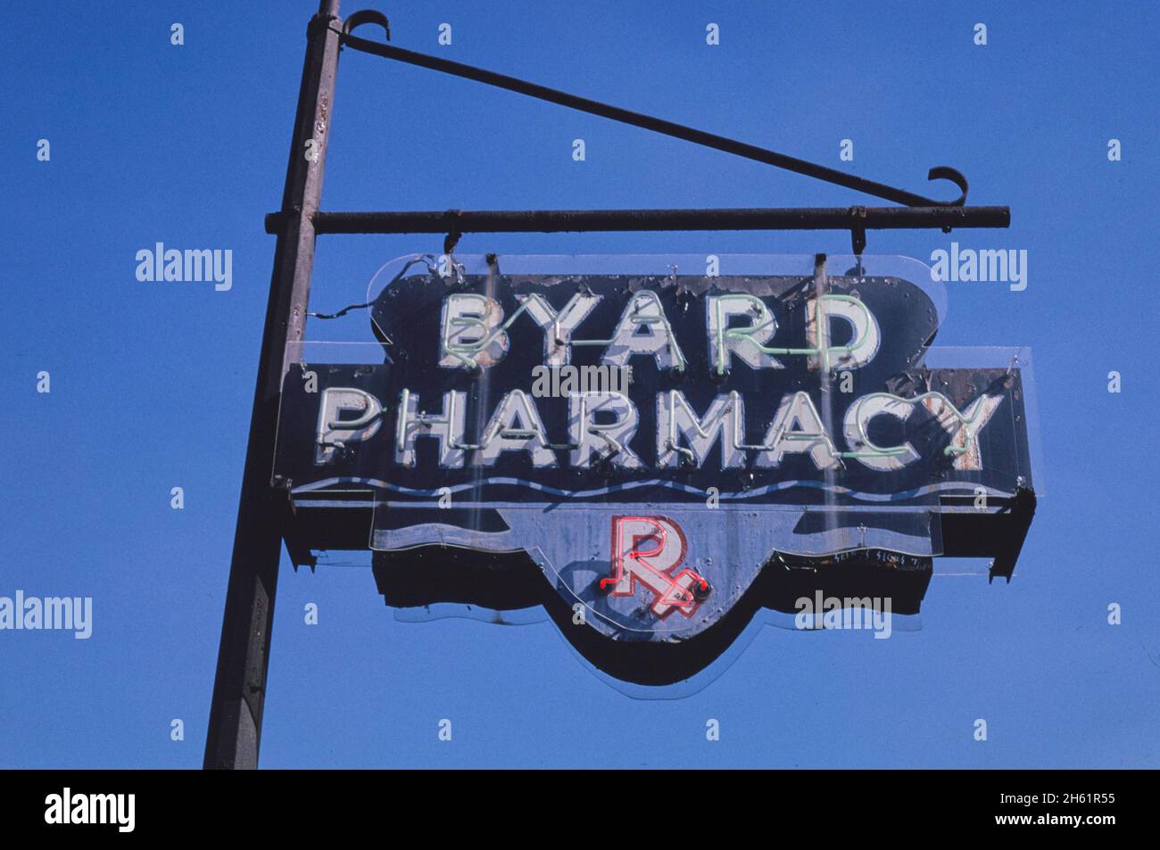 Schild für die Apotheke von Byard, Main Street, Clarksburg, West Virginia; Ca. 1995 Stockfoto
