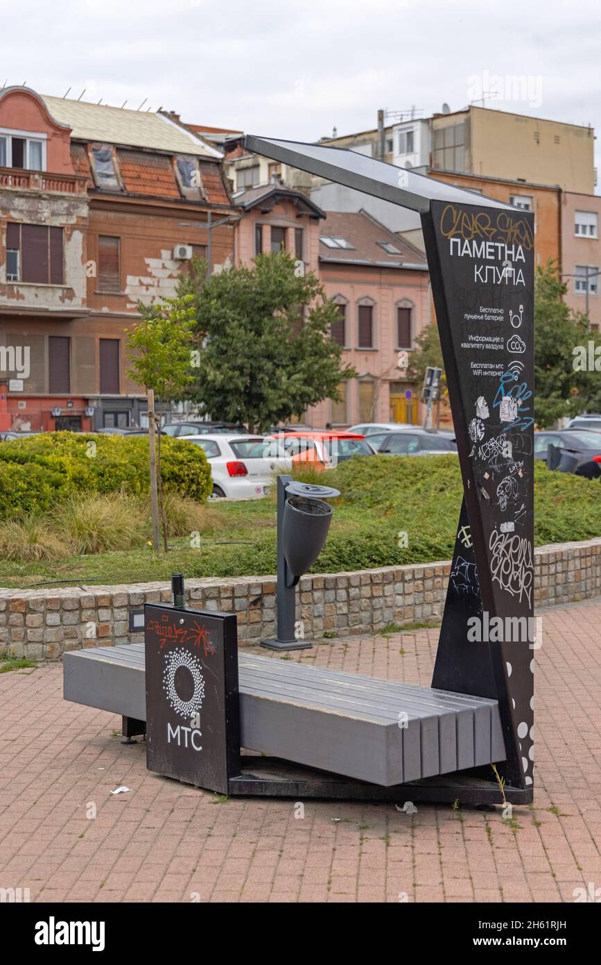 Novi Sad, Serbien - 21. September 2021: Intelligente Bank mit Solarstrom-WLAN-Internet und Luftqualitätssensor in der Stadt. Stockfoto