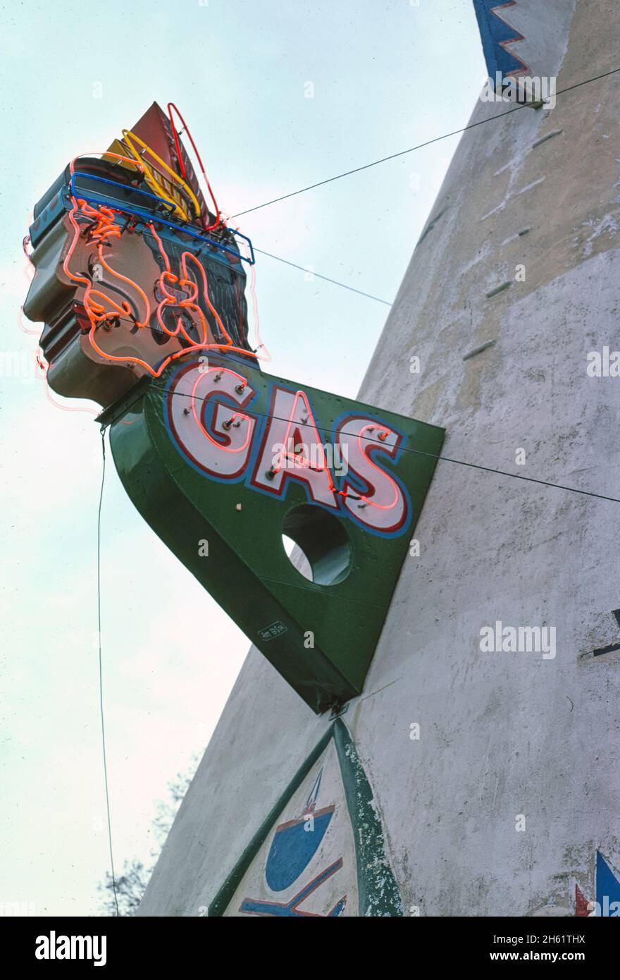 Tipi Amoco-Schild, Lawrence, Kansas; ca. 1977. Stockfoto