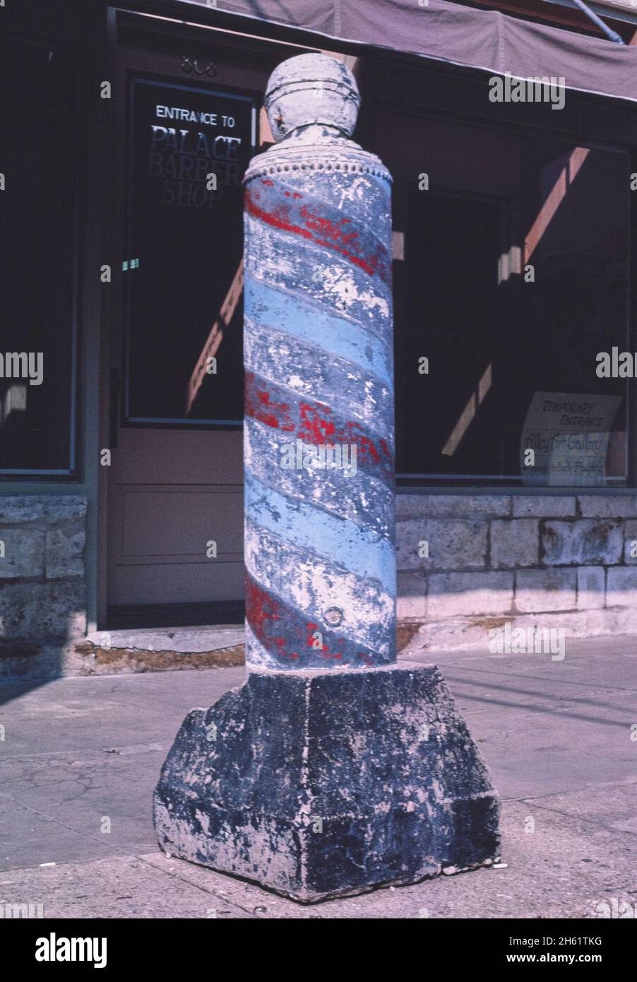 Friseurstab (ungewöhnlicher Straßenanstoßer), Austin Avenue, Georgetown, Texas; ca. 1983 Stockfoto