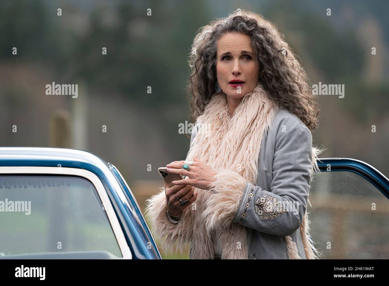 MAID (L bis R) ANDIE MACDOWELL als PAULA in Folge 103 von „Maid“ Bildquelle: Ricardo Hubbs / Netflix / The Hollywood Archive Stockfoto