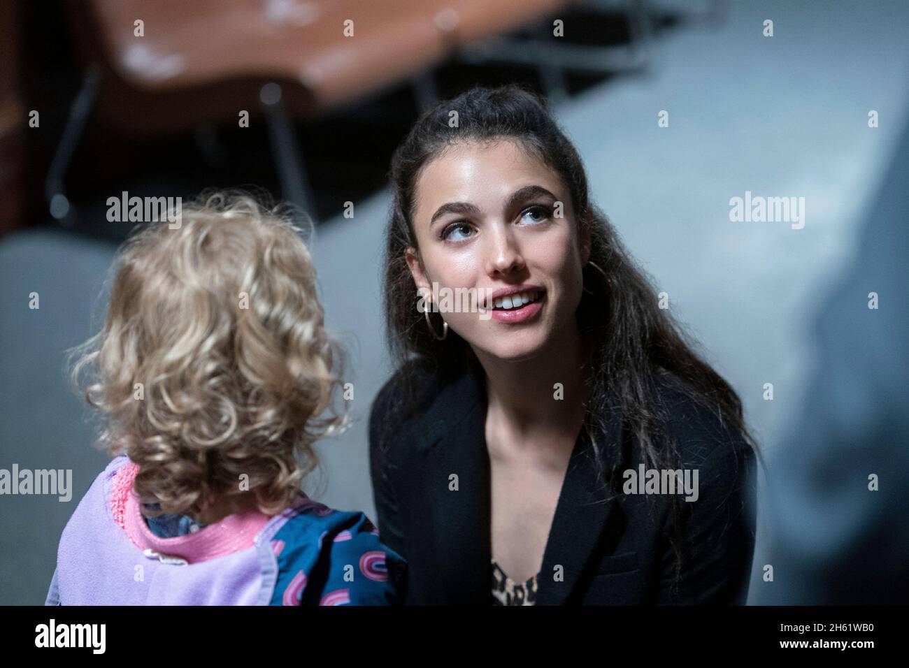 MAID (L bis R) RYLEA NEVAEH WHITTET als MADDY und MARGARET QUELLEY als ALEX in Folge 102 von „Maid“ Bildnachweis: Ricardo Hubbs / Netflix / The Hollywood Archive Stockfoto