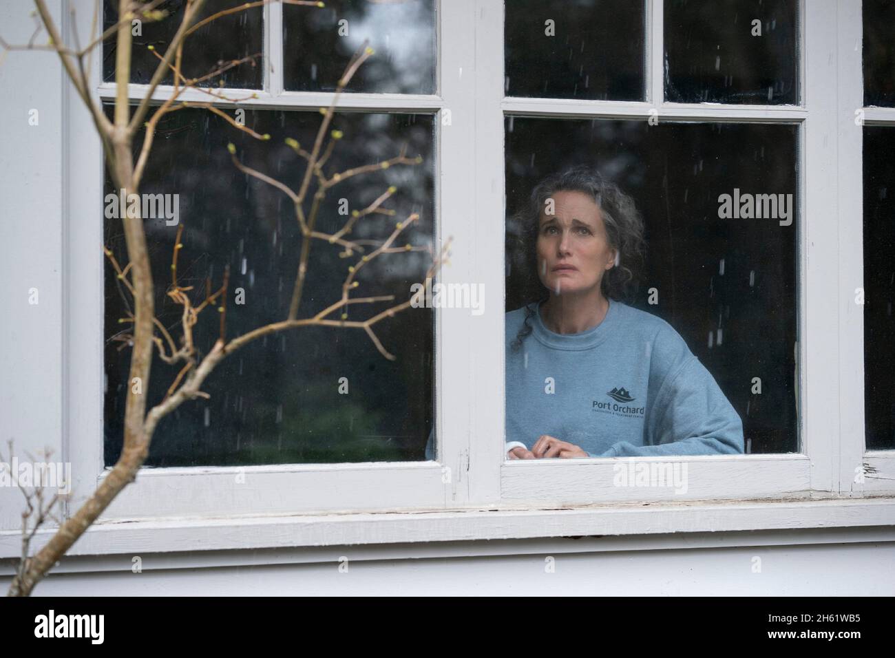 MAID (L bis R) ANDIE MACDOWELL als PAULA in Folge 108 von „Maid“ Bildquelle: Ricardo Hubbs / Netflix / The Hollywood Archive Stockfoto