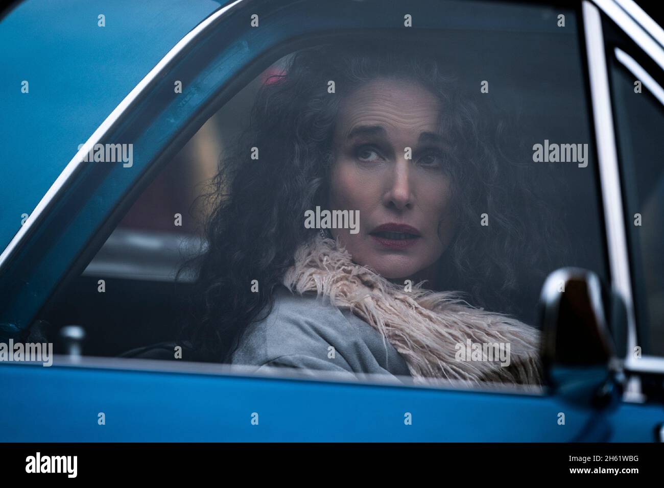 MAID (L bis R) ANDIE MACDOWELL als PAULA in Folge 103 von „Maid“ Bildquelle: Ricardo Hubbs / Netflix / The Hollywood Archive Stockfoto