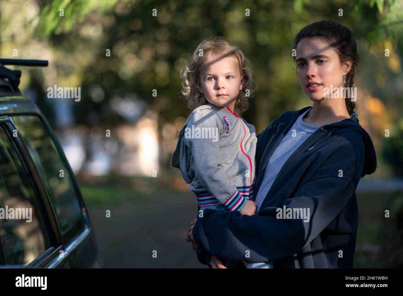 MAID (L bis R) RYLEA NEVAEH WHITTET als MADDY und MARGARET QUELLEY als ALEX in Folge 101 von „Maid“ Bildnachweis: Ricardo Hubbs / Netflix / The Hollywood Archive Stockfoto
