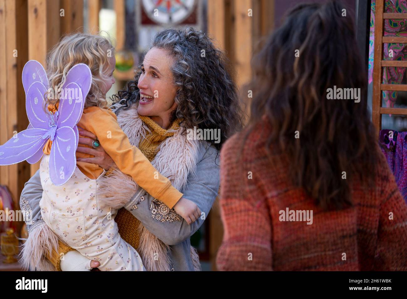 MAID (L bis R) RYLEA NEVAEH WHITTET als MADDY und ANDIE MACDOWELL als PAULA in Folge 109 von „Maid“ Bildnachweis: Ricardo Hubbs / Netflix / The Hollywood Archive Stockfoto