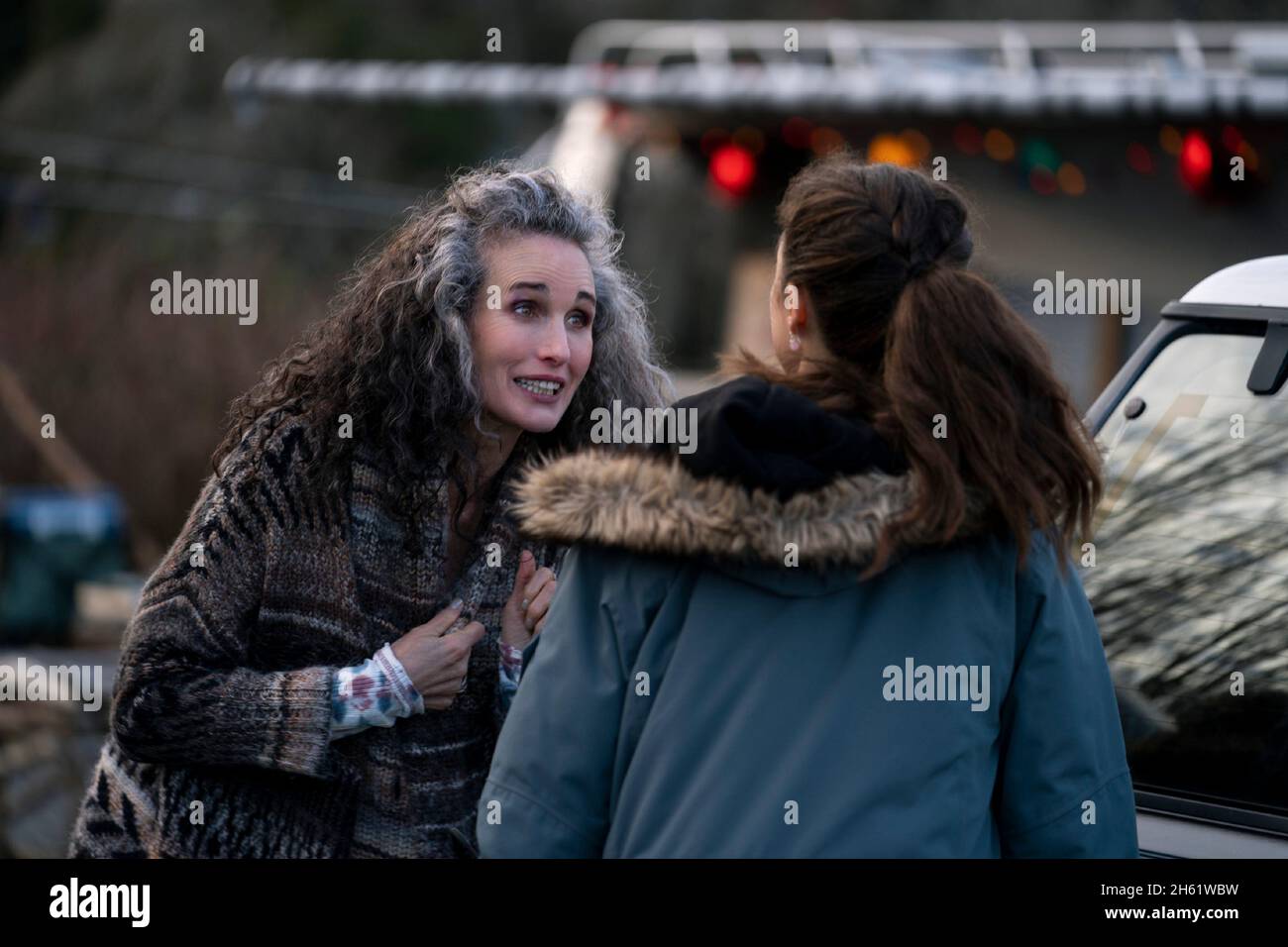 MAID (L bis R) ANDIE MACDOWELL als PAULA und MARGARET QUELLEY als ALEX in Folge 106 von „Maid“ Bildnachweis: Ricardo Hubbs / Netflix / The Hollywood Archive Stockfoto