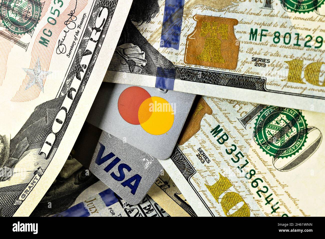 Visa und Mastercard Kredit- und Debitkarten Editorial. Stockfoto