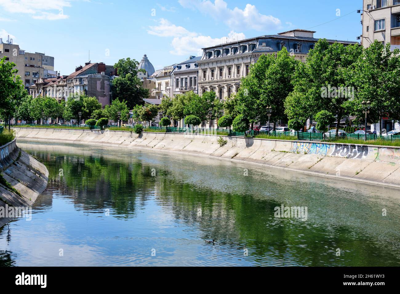 Bukarest, Rumänien - 5. Juni 2021: Alte Gebäude in der Nähe des Natiunile Unite Square (Piata Natiunile Unite) und der Brücke über den Dambovita-Fluss Stockfoto