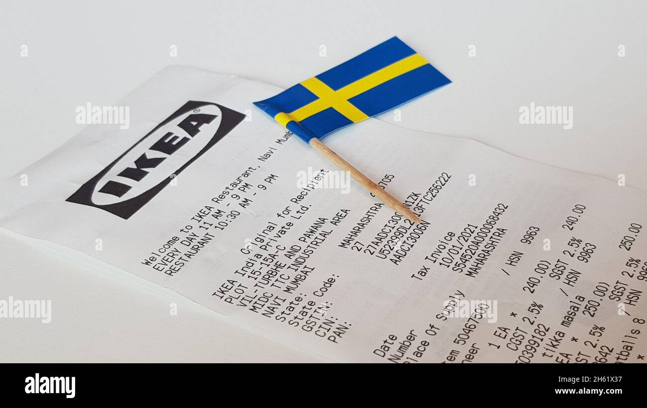 Mumbai, Maharashtra, Indien, 11 2021. Januar: Mumbai Ikea Restaurant Rechnung zusammen mit einer schwedischen Flagge auf einem Zahn Pick. Stockfoto