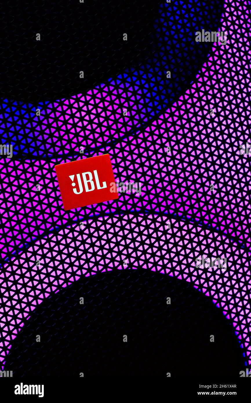 Redaktionelles Foto zum Thema JBL. Illustratives Foto für Neuigkeiten über JBL - ein amerikanisches Unternehmen, das Audiogeräte herstellt Stockfoto