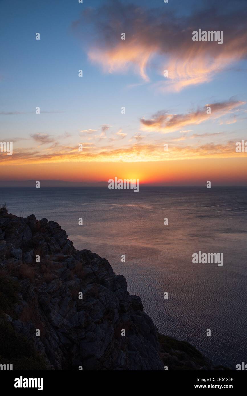 Schöner Sonnenaufgang in Faliraki Ostküste der Griechen, Anthony Quinn Bay, Rhodos, Griechenland Stockfoto