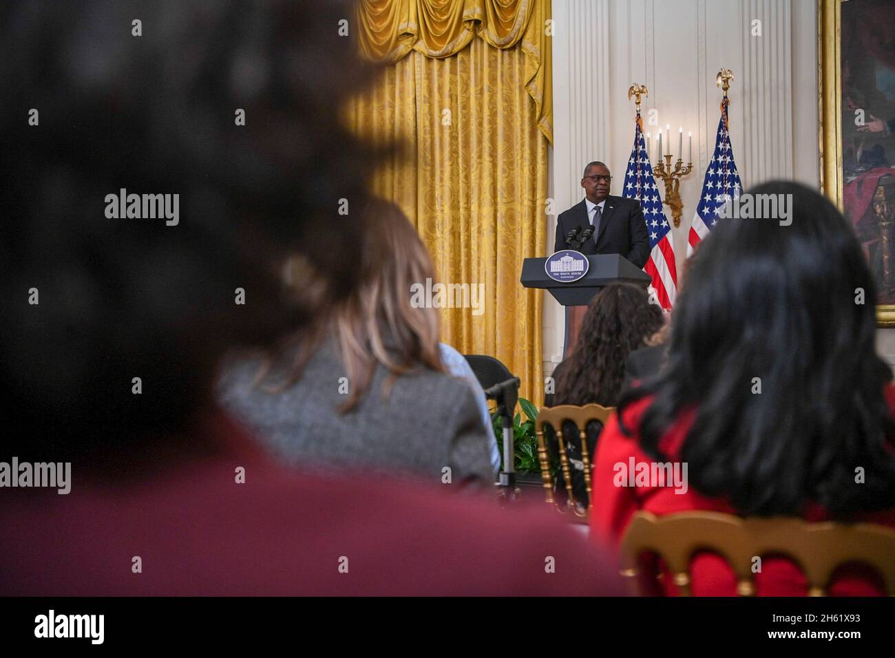 Washington, Vereinigte Staaten von Amerika. 10. November 2021. US-Verteidigungsminister Lloyd Austin III spricht bei einer von First Lady Jill Biden im Ostsaal des Weißen Hauses veranstalteten Veranstaltung zu Ehren von Kinderbetreuern von Veteranen- und Militärfamilien am 10. November 2021 in Washington, D.C. Quelle: SSGT. Jack Sanders/DOD Foto/Alamy Live News Stockfoto